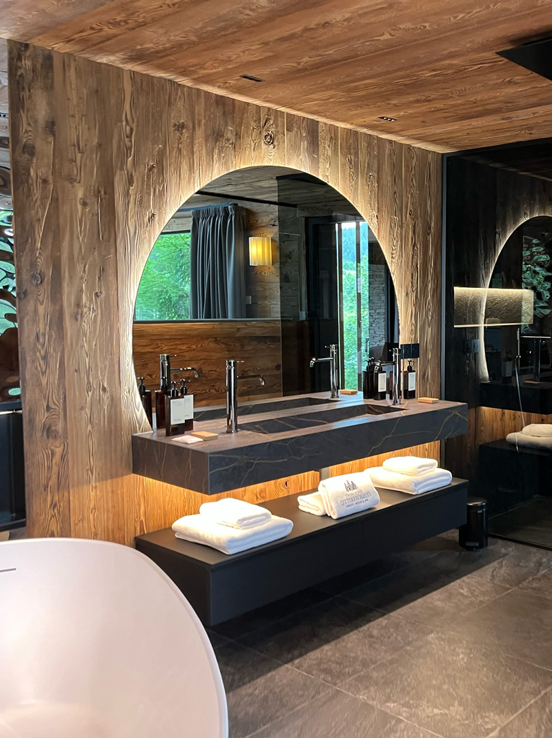 Salon design voûté en pierre avec mobilier contemporain, conçu par Circa Diem à Gérardmer (Vosges)